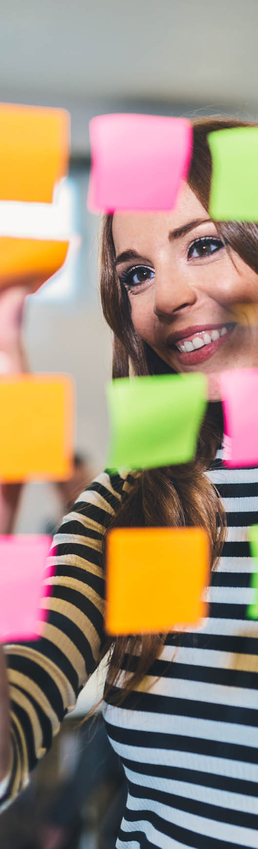  Businesswoman using Adhesive Notes on a glass